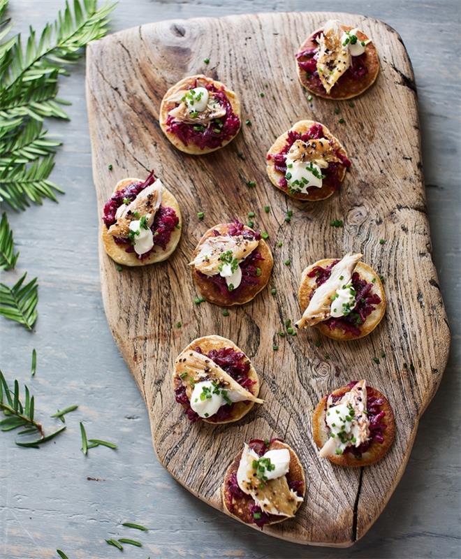 recept na predjedlo predkrm na báze blinis, recept na repný blinis ozdobený filé z údenej makrely