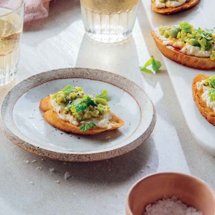chrumkavé toastové recepty s ricottou, medom a fazuľou, ľahký a rýchly nápad na aperitív toastu
