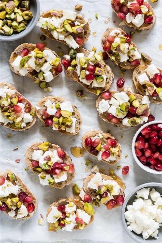 lacný recept na aperitív toastu na jednoduchú prípravu, toast z avokáda, syra a granátového jablka