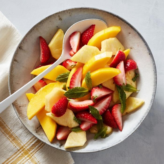 ľahký a osviežujúci recept na ovocný šalát, jahody, ananás a mango, s dresingom z guavy a zázvorovej šťavy