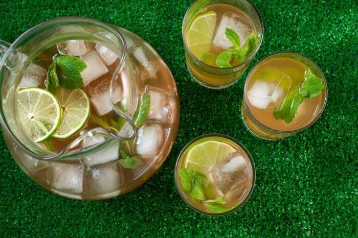 kanna fylld med fruktigt vatten med grönt te smaksatt med mynta, receptidé för iste med lime och mynta
