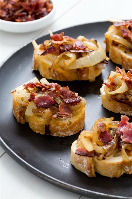 recepty na rýchle sústo založené na toastoch na rýchle a ľahké predjedlo, karamelizovanej cibuľke a slaninovej bruschette