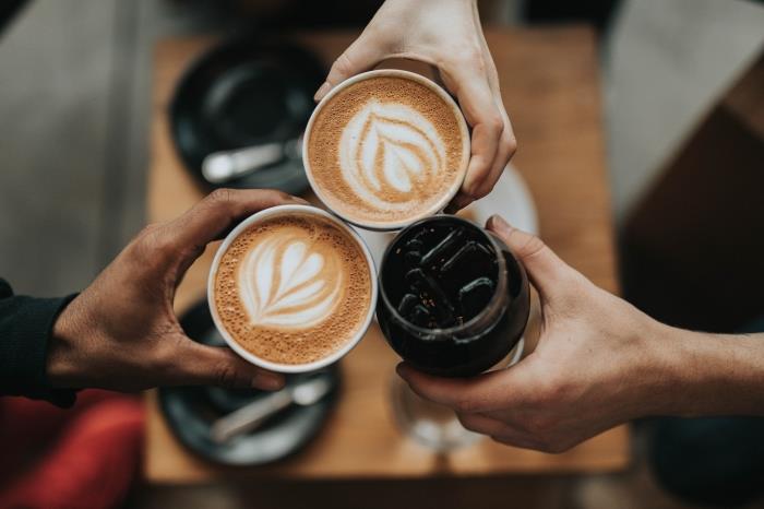 ľahká za studena uvarená káva, ako piť studenú alebo horúcu kávu, šálka latte, káva latte s umením v tvare srdca