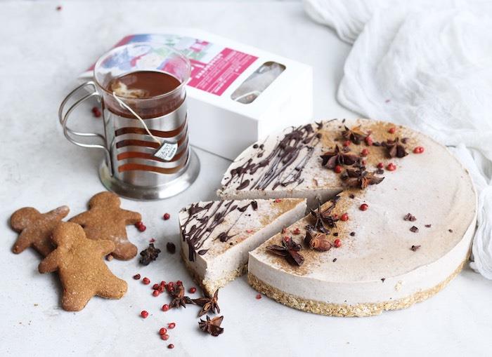 idé hur man gör en julostkaka med en bas av havrekolvar och ostkräm dekorerad med choklad och andra julkryddor