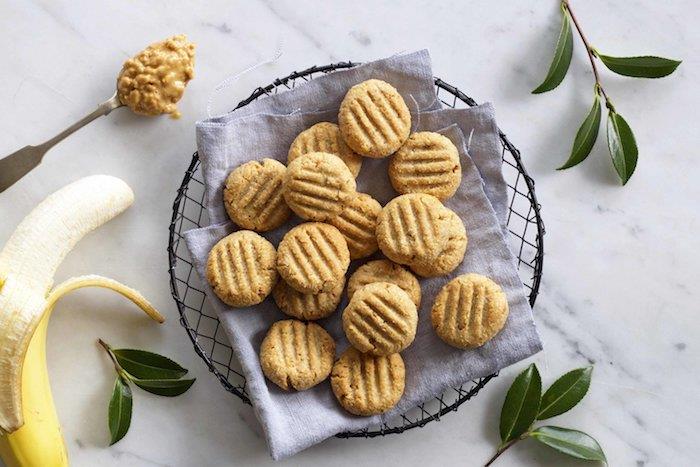 nápad na detskú desiatu, recept na zdravé koláčiky s banánom, arašidovým maslom, kokosovými vločkami, javorovým sirupom