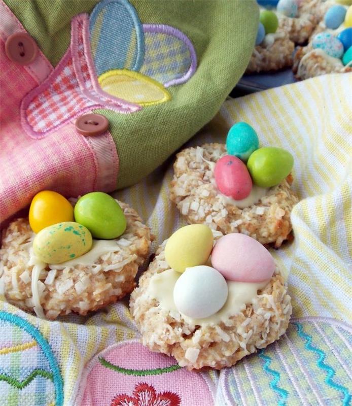 lätt påskdessertid med krispiga kakor dekorerade med vit grädde och riven kokos i form av ett bo