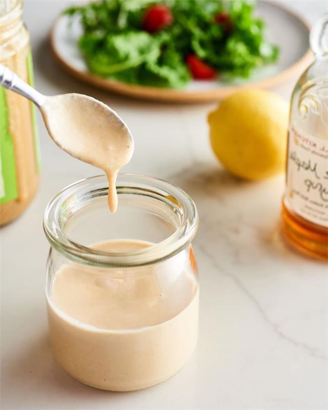 höstrecept tahini sesam och citrondressing i en salladsskål