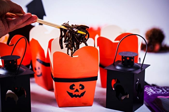 läskigt halloweenrecept på svarta risnudlar i små lådor halloweenpumpor