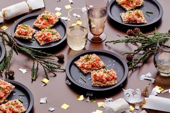 ľahký recept na vianočné predjedlo crostini s údeným lososom, lososovými rilletami v čiernych tanieroch na slávnostnom stole