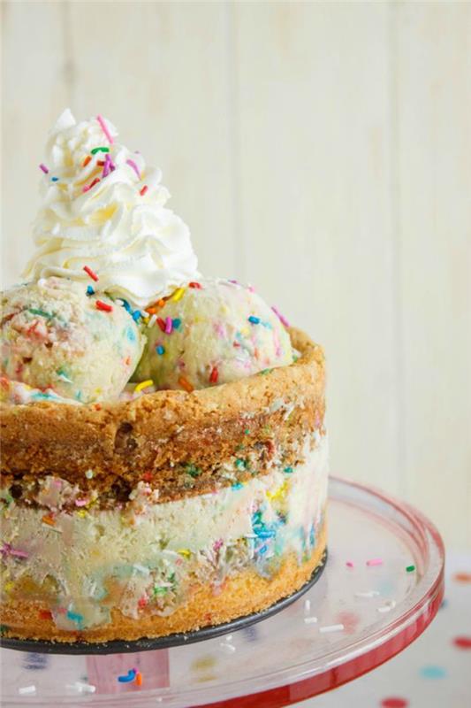 ľadová narodeninová torta ideálna na leto, vrstvová torta s kopčekmi zmrzliny
