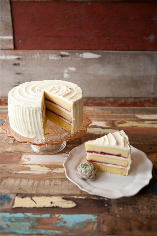 lahodná vrstvová torta, narodeninová torta s vanilkovým a malinovým džemom