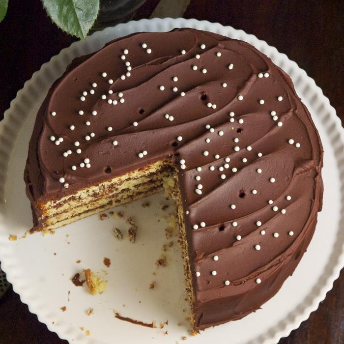 lahodná okrúhla narodeninová torta s čokoládovou polevou