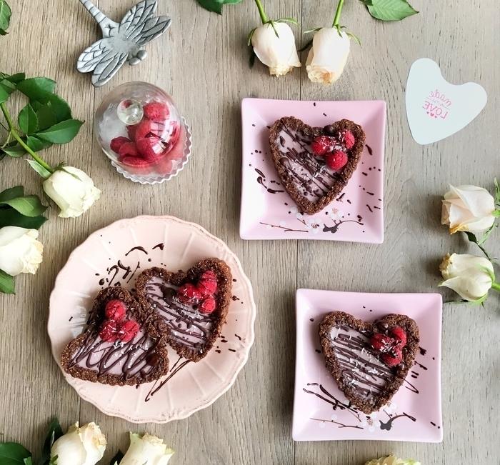 nápad na valentínsky koláč pre dvoch v tvare srdca, mini panna cotta s čokoládou a malinou