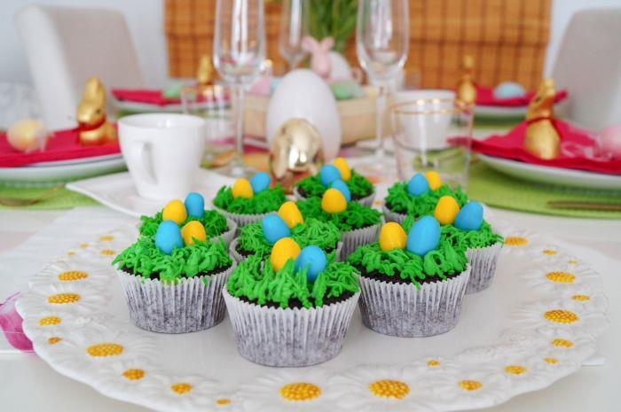 hur man gör en enkel minikaka till påsk, receptidé för en mörk chokladmuffins med grön grädddekoration till påsk