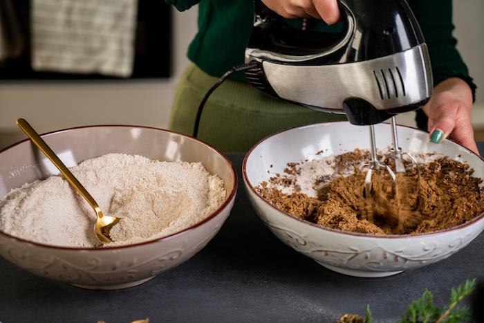 vispa mjölblandningen och sockerblandningen, kokosnötssmör, melass och jordnötter, pepparkakor recept på shortbread