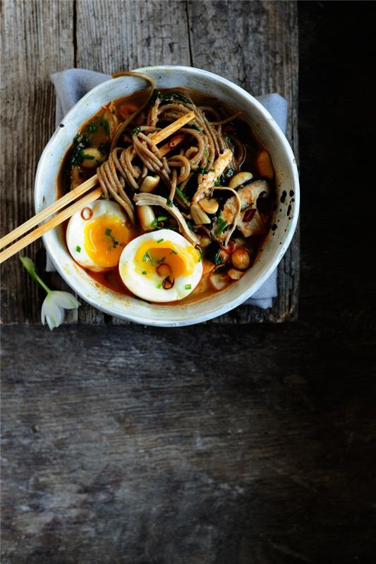 recept na ramen s kuracím mäsom a miso omáčkou ozdobený vajíčkami uvarenými na mäkko, nápad, čo budete dnes večer jesť