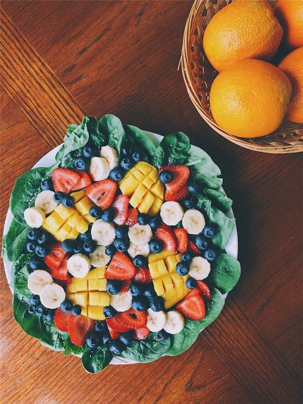 letný šalátový recept s mango čučoriedkovými banánovými plátkami jahody na anapé špenátovom šaláte z ovocia a zeleniny