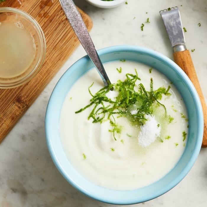 recept na domácu ovocnú šalátovú omáčku s jogurtom, limetkou a cukrom, na vyváženie sladkej chuti ovocia