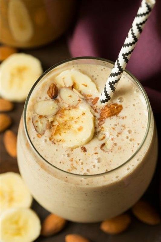 banánovo-mandľovo-mliečne-smoothie-recept-chutný-recept