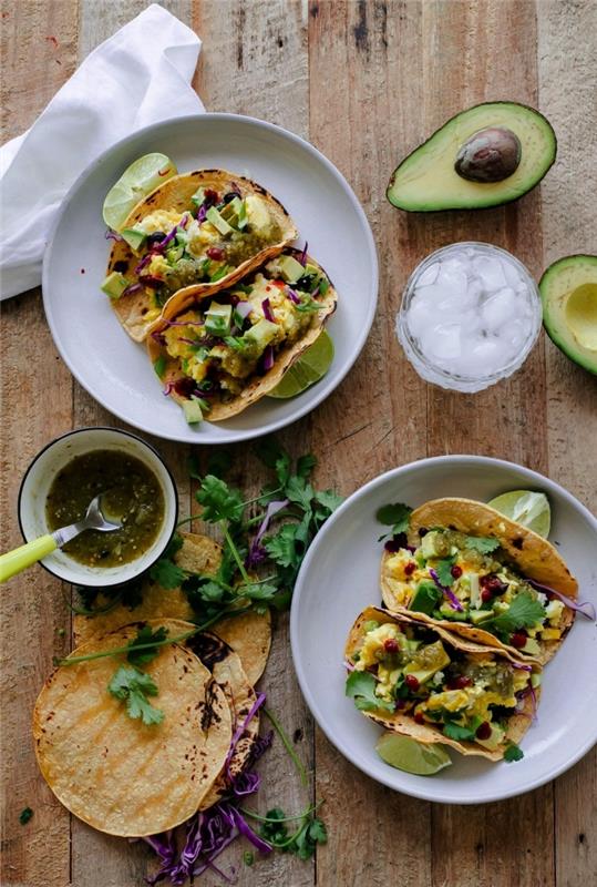 rýchly recept na večer, mexické miešané vaječné tacos, tortilla z miešaných vajec, avokádo a salsa verde