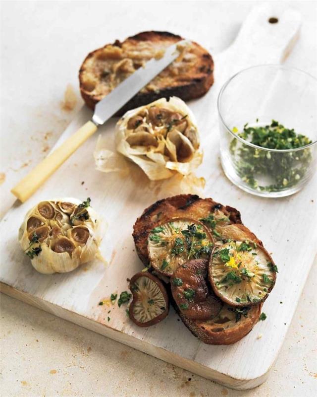 úžasný a chrumkavý recept na aperitív sendviče so shiitake hubami a pečeným cesnakom, originálne predjedlá na slávnostnú večeru aperitív