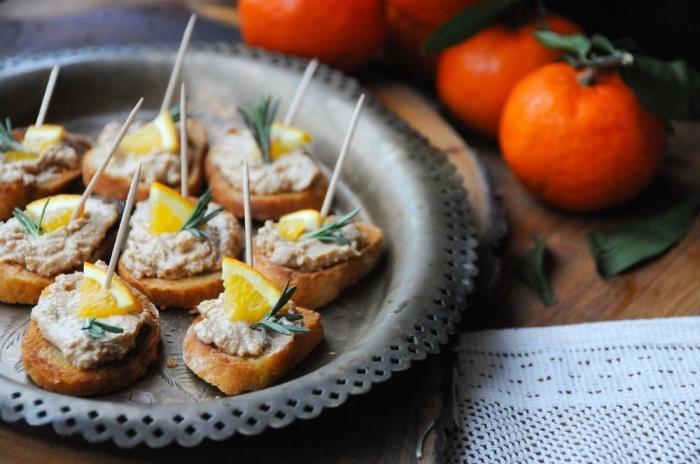 ľahký recept na aperitív toast, chrumkavé sústo preliate domácou penou z kuracej pečene, ozdobené plátkami citrónu a vetvičkami rozmarínu