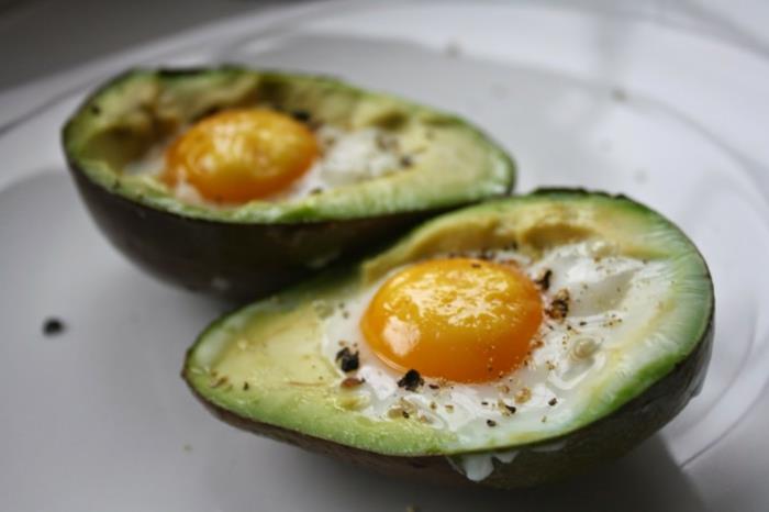 bakad avokado fylld med ägg, idé till din påskrätt, enkelt och gott påskrecept