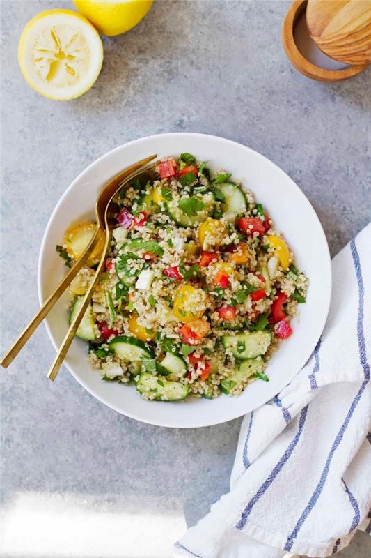 bezlepkové nápady na miešaný letný šalát, recept na quinoa tabbouleh, uhorku, červenú papriku a petržlenovú vňať s citrónovou vinaigretou