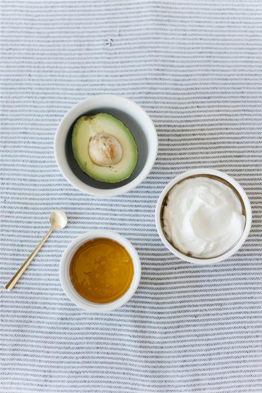 hemlagad återfuktande mask med avokado, honung och yoghurt för att försiktigt rengöra uttorkad hud