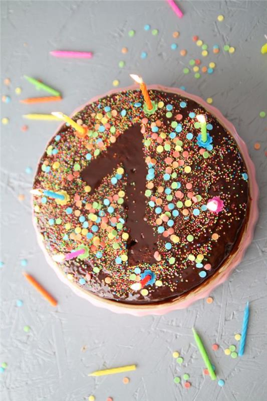 كعكة شوكولاتة عيد ميلاد بسيطة مزينة بقصاصات ملونة متعددة الألوان