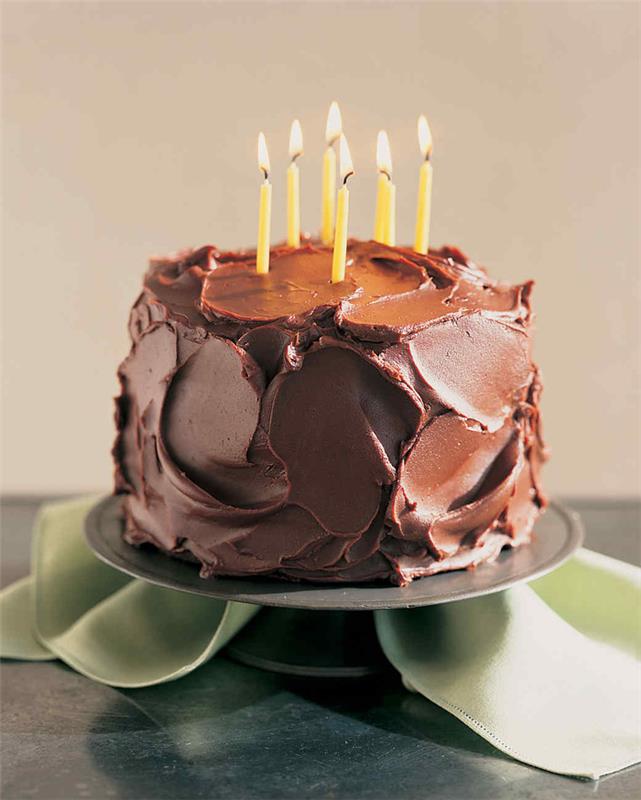 lahodná dekadentná narodeninová torta so štedrou vrstvou čokoládovej polevy