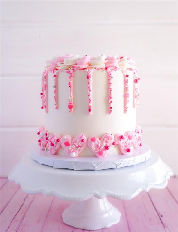 nápad na domáci koláč na romantické jedlo, príklad koláča z bieleho fondánu zdobeného ružovými a bielymi krémovými kvetmi