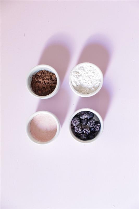 idé för en hemlagad ansiktsmask för finnar och pormaskar, med blåbär, lera, kakao och kalaminkräm för att ta hand om aknehårig hud