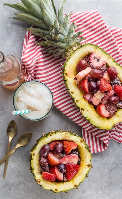 nápady na váš letný brunch, čerstvý ovocný šalát, podávaný v polovici ananásu a domácu limonádu