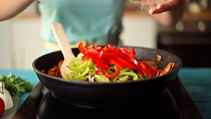 kuracie fajitas recept na kuracie prúžky quesadilla so zeleninou na panvici sezónny recept