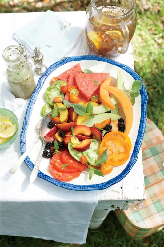 Svieži letný šalát z paradajok, broskýň, vodného melónu a avokáda s vinaigrette z bazalky