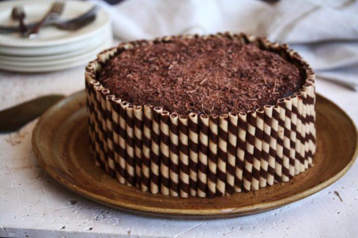 jednoduchý recept na čokoládovú narodeninovú tortu, ozdoba na oblátku z cigaretovej torty