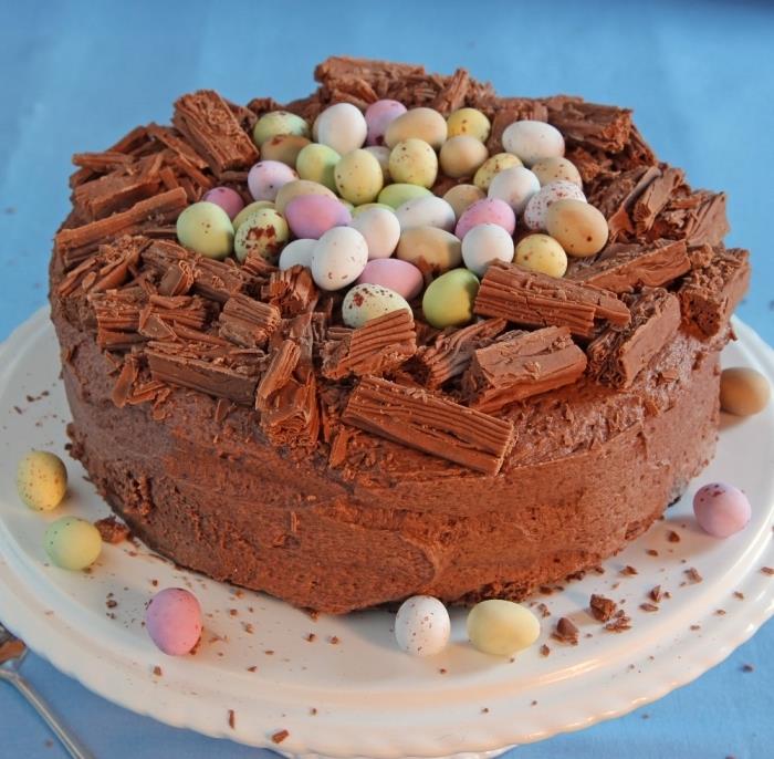 enkelt recept på en traditionell påskbo-stil mjölkchokladkaka toppad med chokladägg och chokladspån