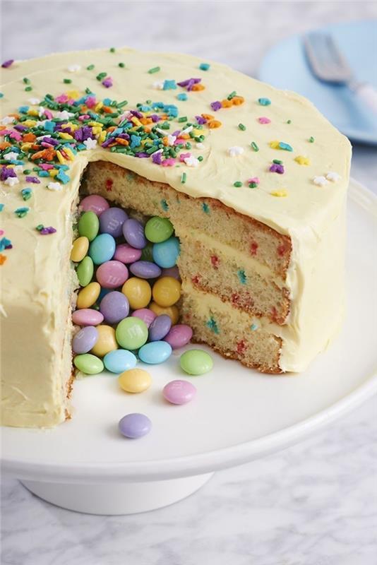 smarties -tårta i pastellfärger med flera lager mjuk sockerkaka, täckt med konditorivaror