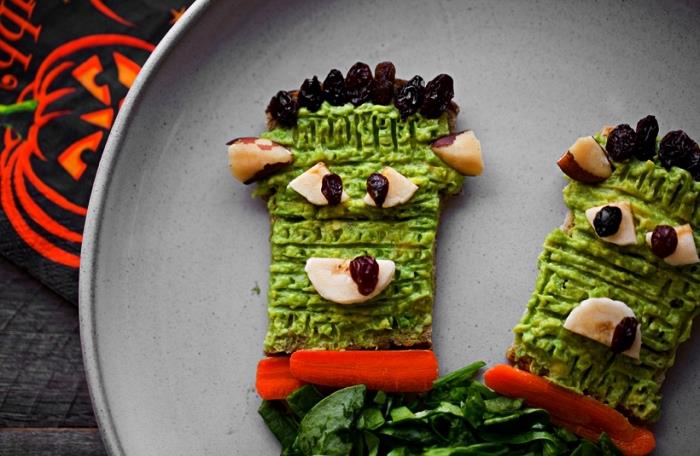 originálny recept na halloweensku desiatu, franskensteinský avokádový toast ozdobený hrozienkami