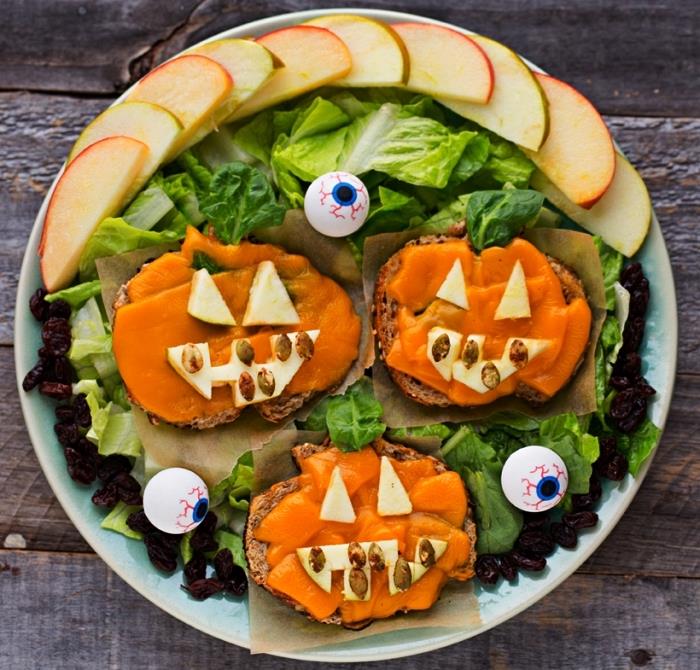 recept na chudnutie na halloweensku desiatu, syrový toast na lôžku halloweenskeho tekvicového šalátu