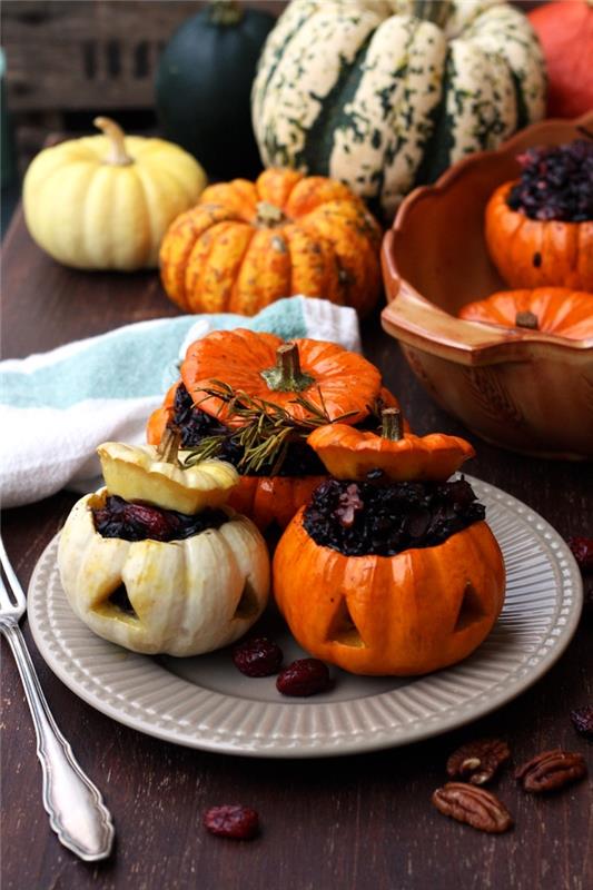 halloween recept na tekvicu plnený ryžou a korením na sivom tanieri