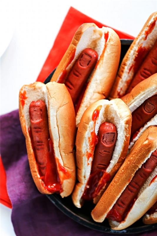 hot dog s kečupovými prstami na halloweensku aperitívnu večeru, ľahký aperitív pre 10 ľudí