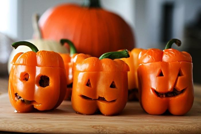 hrozný halloweensky recept, červená paprika plnená halloween s hovädzím mäsom a syrom