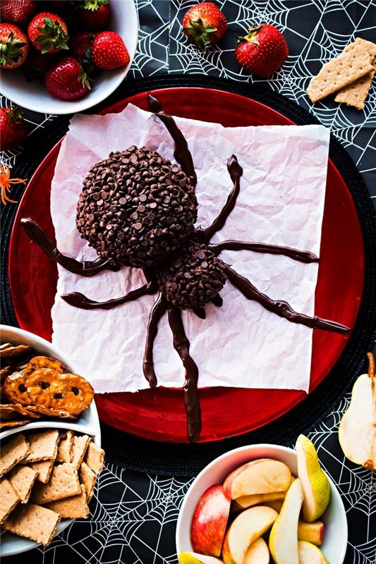 sött recept på Halloween-aperitif, cheesecake-boll täckt med chokladflis i spindelform