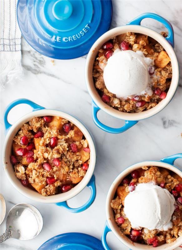 hemlagad äppelcrumble med granola och granatäpple serverad med en skopa vaniljglass