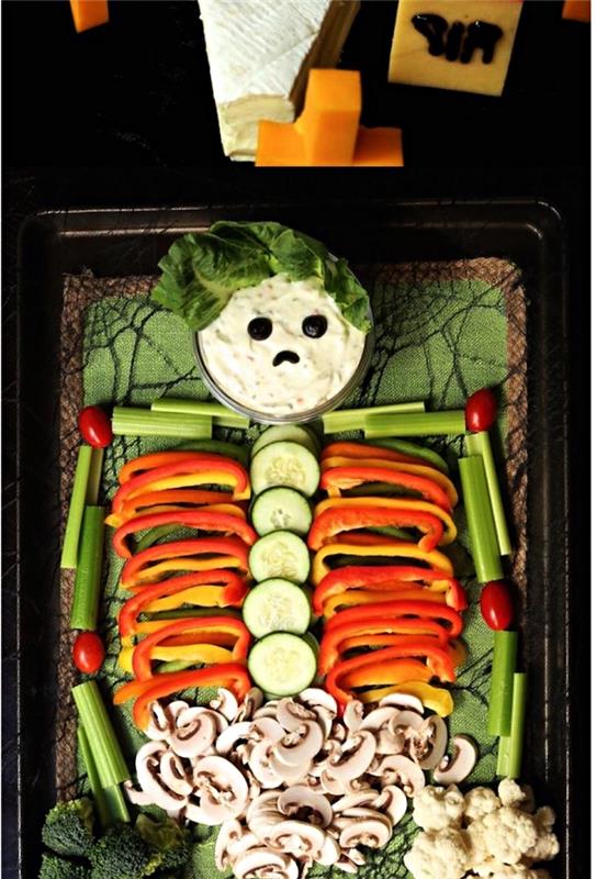 Recept na chudnutie na Halloween, tanier zo surovej zeleniny s omáčkou na predjedlo v tvare skeletu