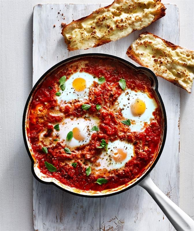 ľahký recept na vajíčka varené v paradajkovej omáčke, jednoduché a rýchle večerné jedlo, recept na vyprážané paradajky, papriku a vajíčka