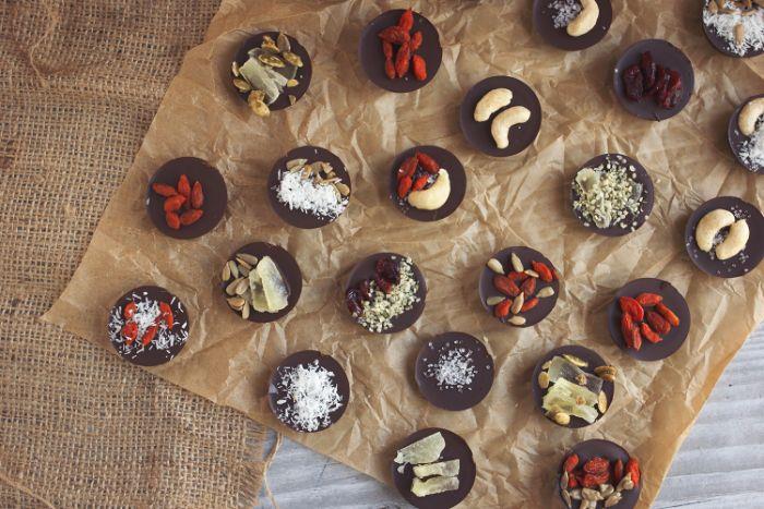 hur man gör en chokladtiggare berikad med pålägg av kokosflingor, nötter och torkad frukt