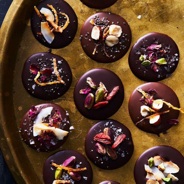 chokladmendiantsrecept med olika chianötterpåläggningar torkad frukt ätliga blomblad